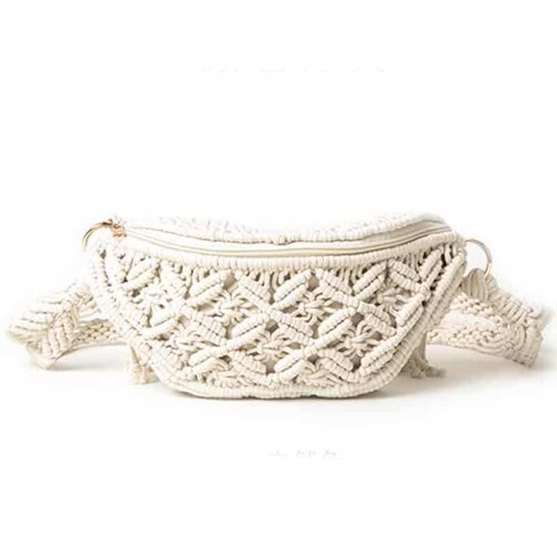 Weiße Bauchtasche aus geflochtenem Korb