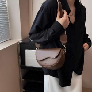 sac à main banane pour femme couleur marron porté à l'épaule