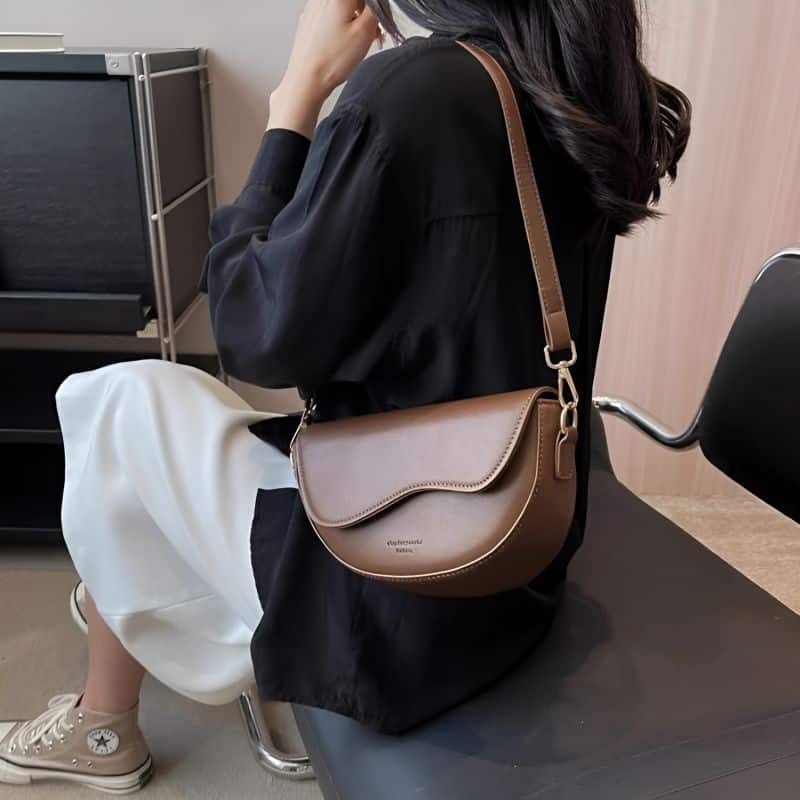 Bauchtasche für Damen in Braun über der Schulter getragen Rückansicht