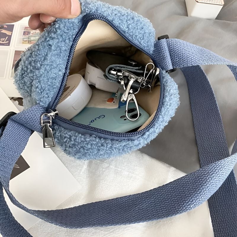 Quadratische Bauchtasche für Damen mit Sicht auf die zweite Innentasche