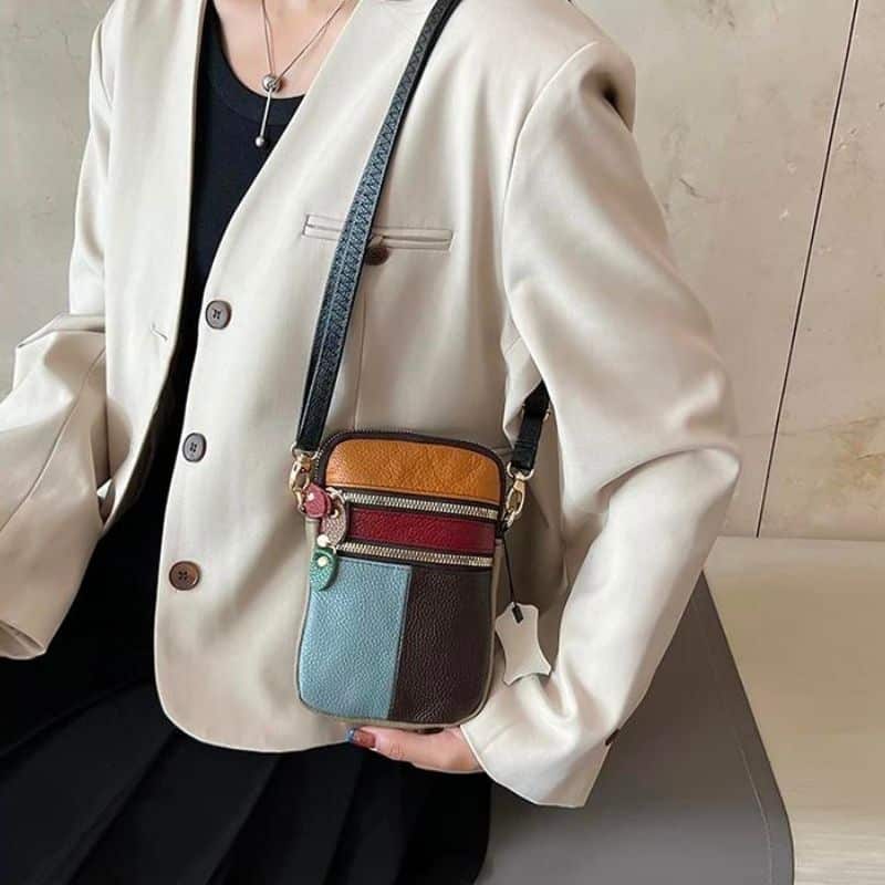 Schicke Bauchtasche aus Leder über der Schulter