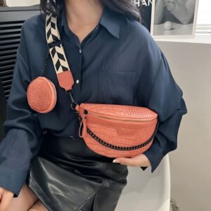 sac banane femme pour l'automne couleur rose porté en bandoulière devant