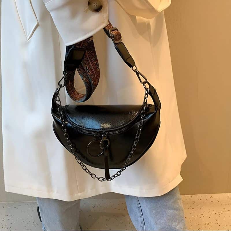 Bauchtasche aus irisiertem Leder für Damen, in der Hand getragen