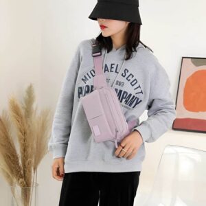 jeune femme portant un sac banane pour femme mauve en bandoulière
