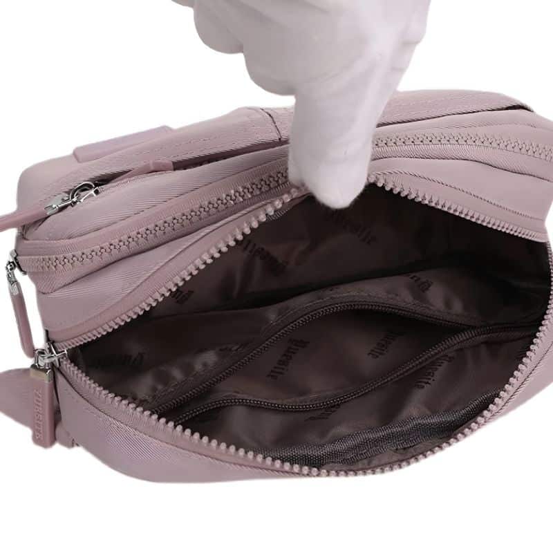 Innenraum der Bauchtasche für Damen für den Sommer