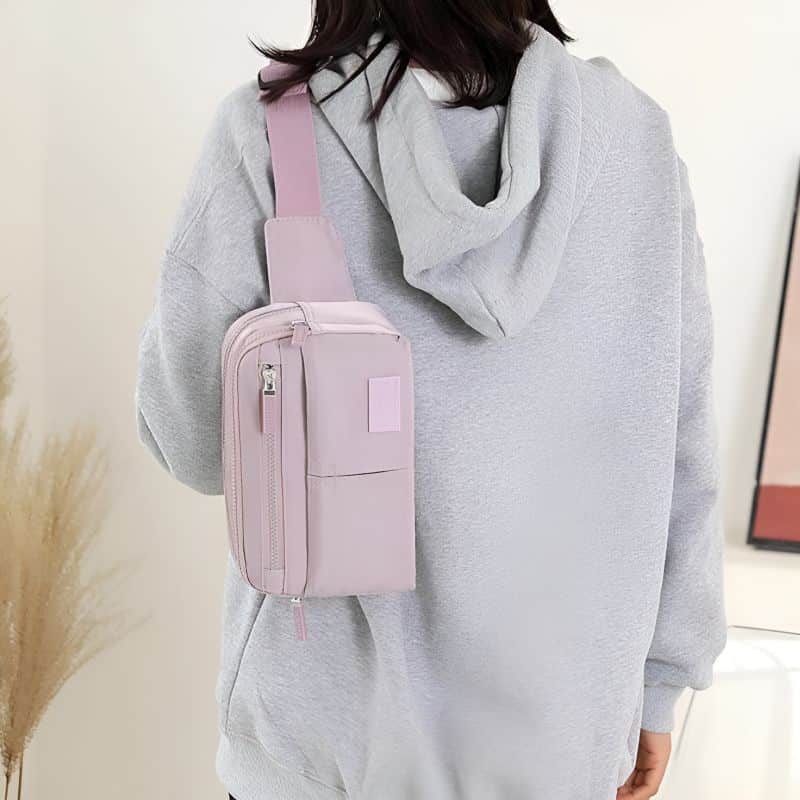 Damen mit einer lilafarbenen Bauchtasche für Damen für den Sommer, über der Schulter getragen