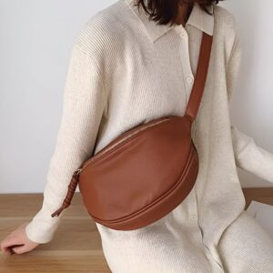 femme portant sac banane hiver en bandoulière de vant