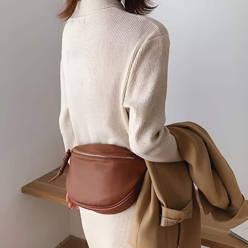 Damen trägt Bauchtasche für den Winter um die Taille
