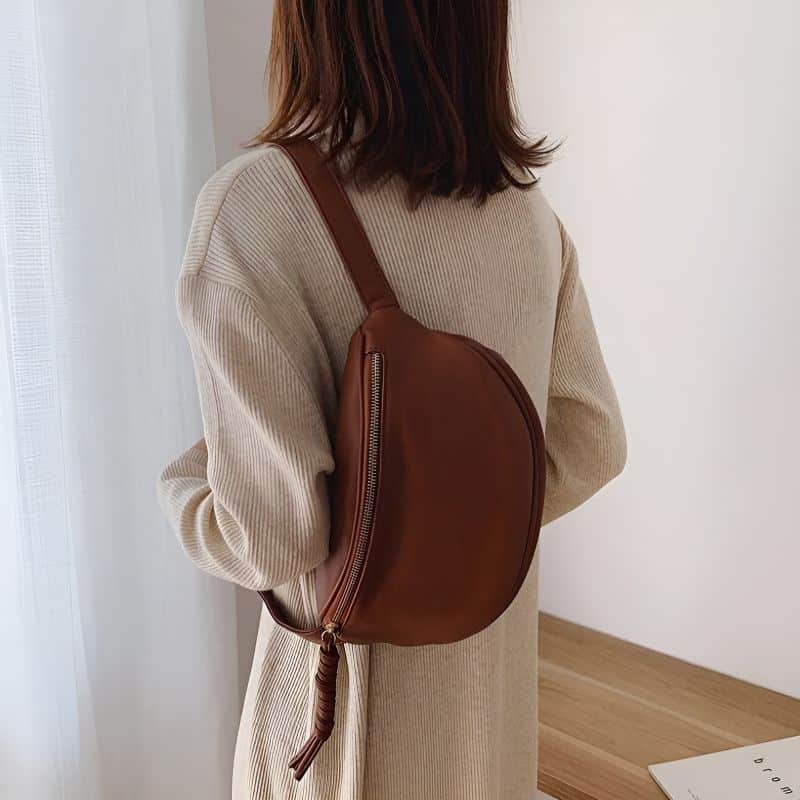 Damen trägt Bauchtasche für den Winter über der Schulter