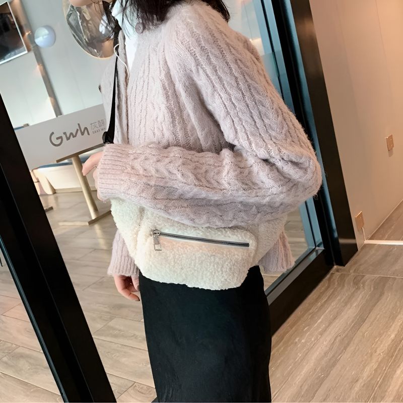 Bauchtasche für Damen im Schafsfell-Look über die Schulter