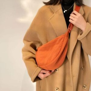 sac banane femme pour le printemps couleur orange porté en bandoulière