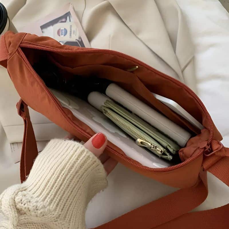 Innenraum der Bauchtasche für Damen für den Frühling in Orange