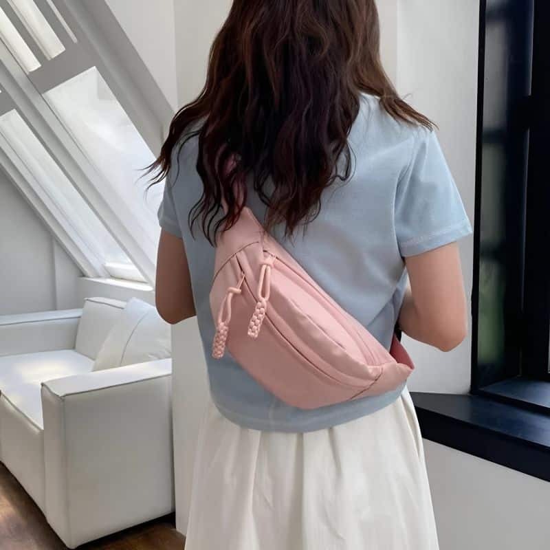 Trendige, günstige Bauchtasche für Damen mit Schulterriemen auf dem Rücken