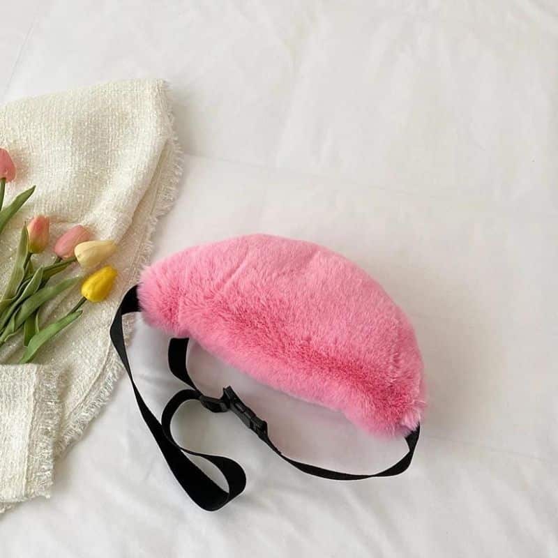 Rosa Bauchtasche aus Fell von hinten