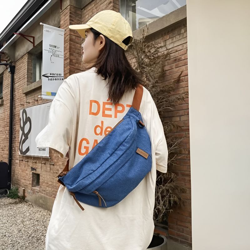 Bauchtasche aus Jeans mit Schulterriemen, auf dem Rücken getragen