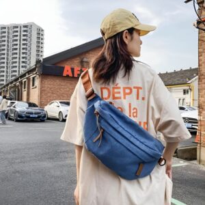 sac banane en jean porté en bandoulière au dos