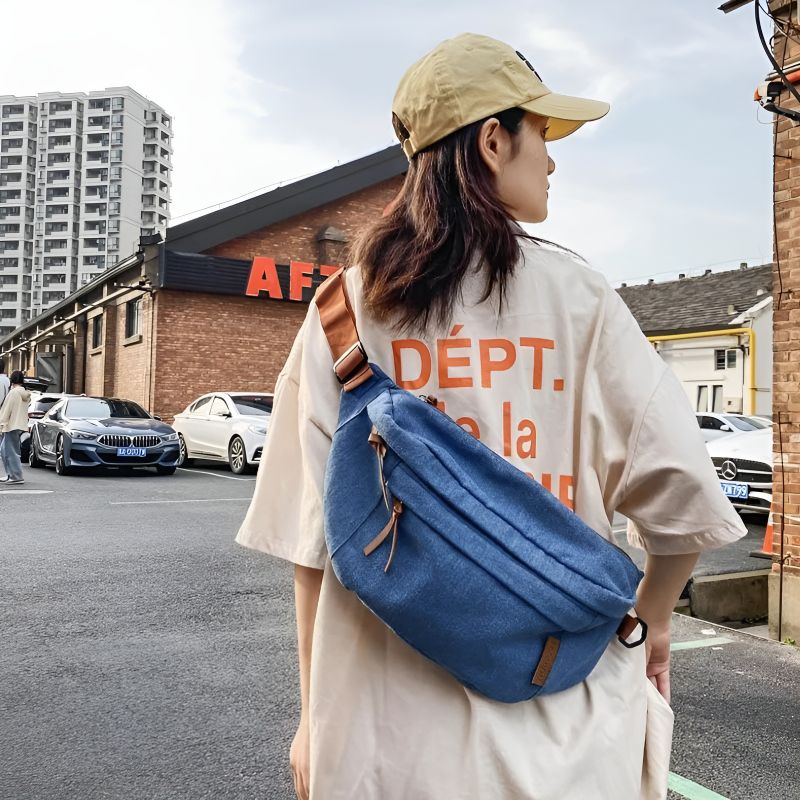 sac banane en jean porté en bandoulière au dos