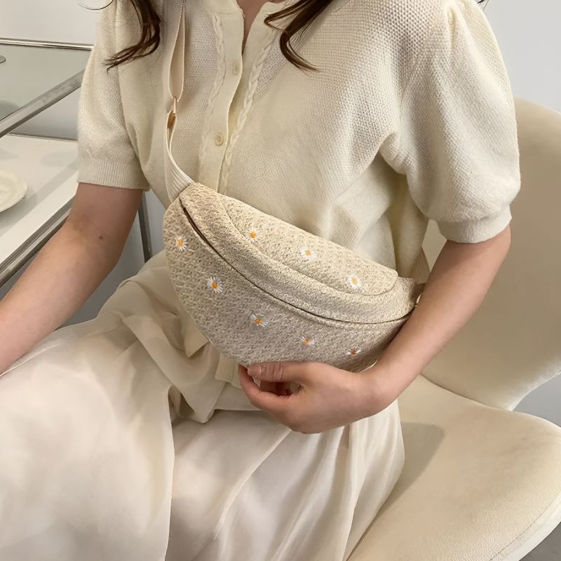 Bauchtasche aus Stroh in der Hand