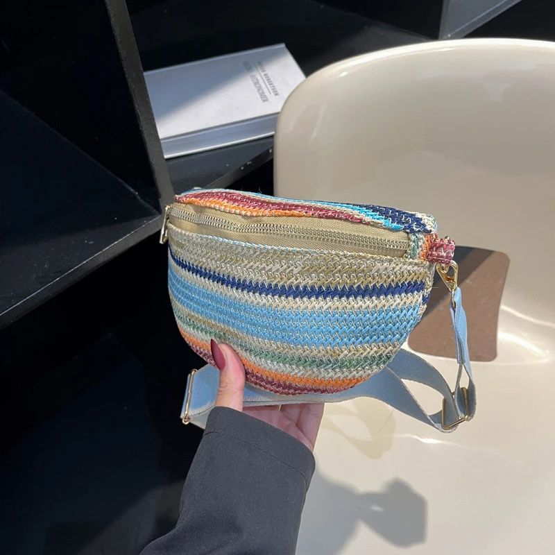 sac banane multicolore bleu en main