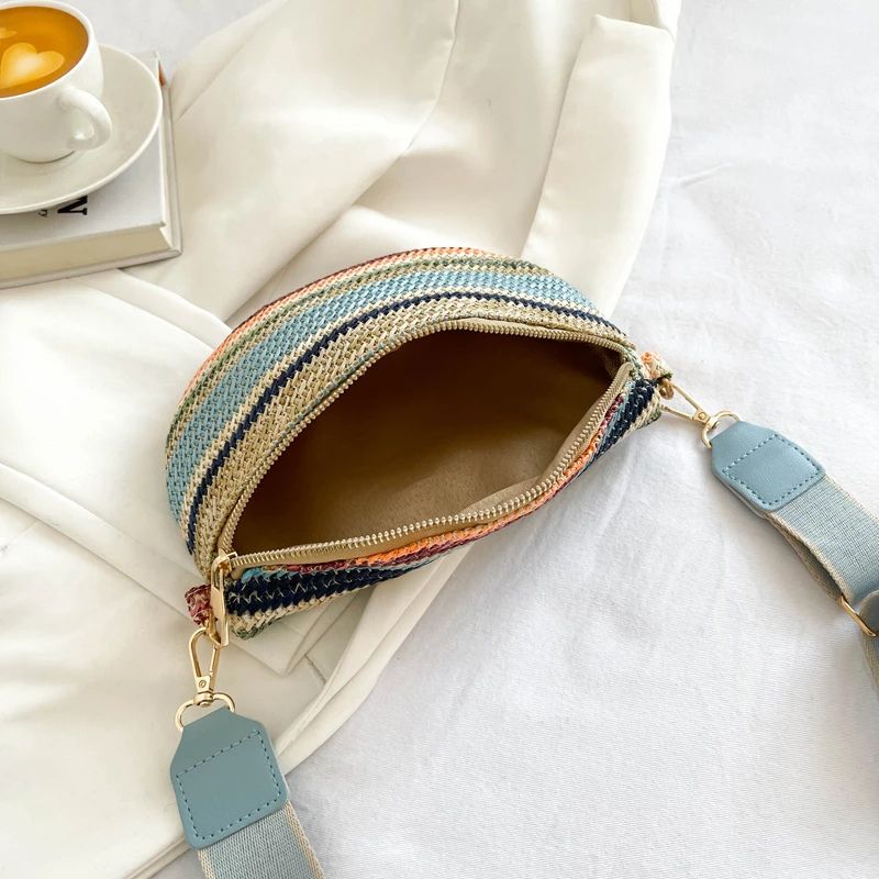 Geöffnete multifarbige Bauchtasche in Blau