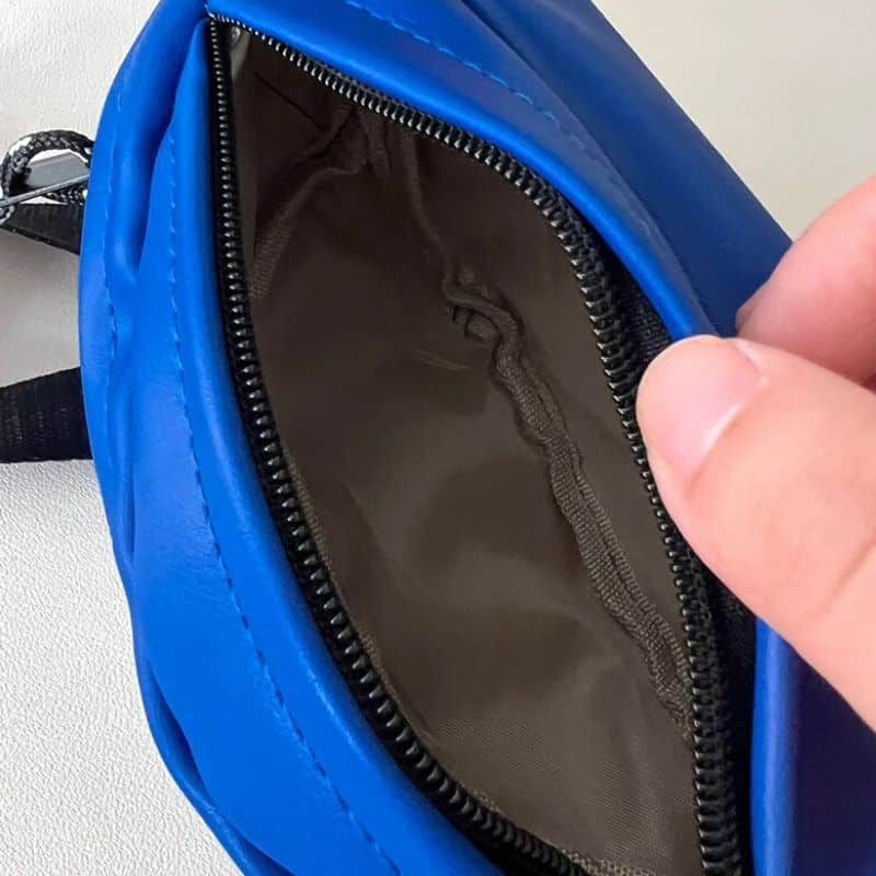 Eine dunkelblaue Bauchtasche aus Leder für Mädchen Qualität