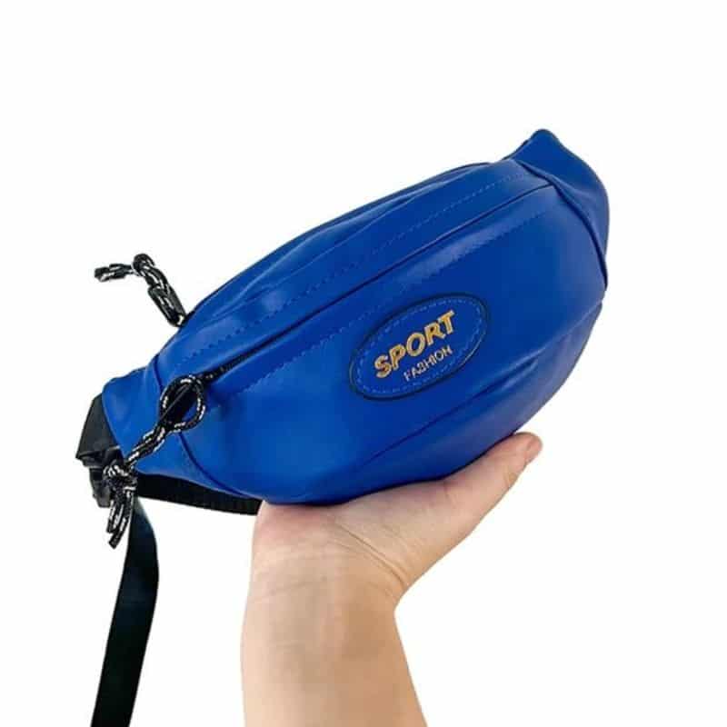 Eine dunkelblaue Bauchtasche aus Leder für Mädchen