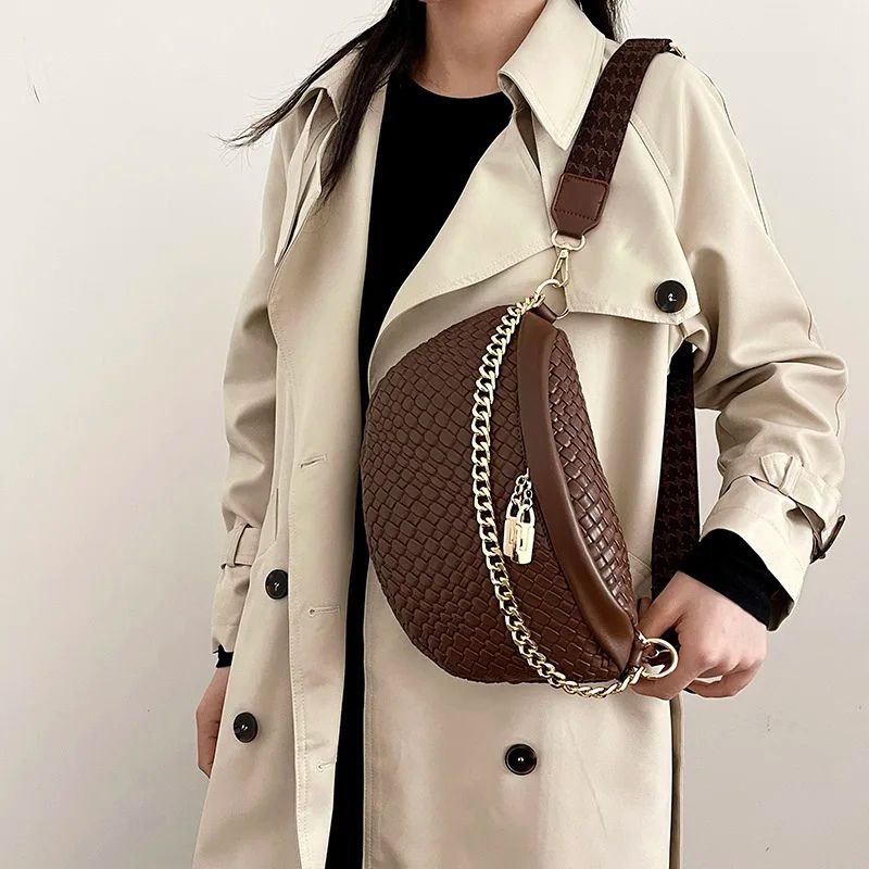 Braune Bauchtasche aus Leder und Geflecht