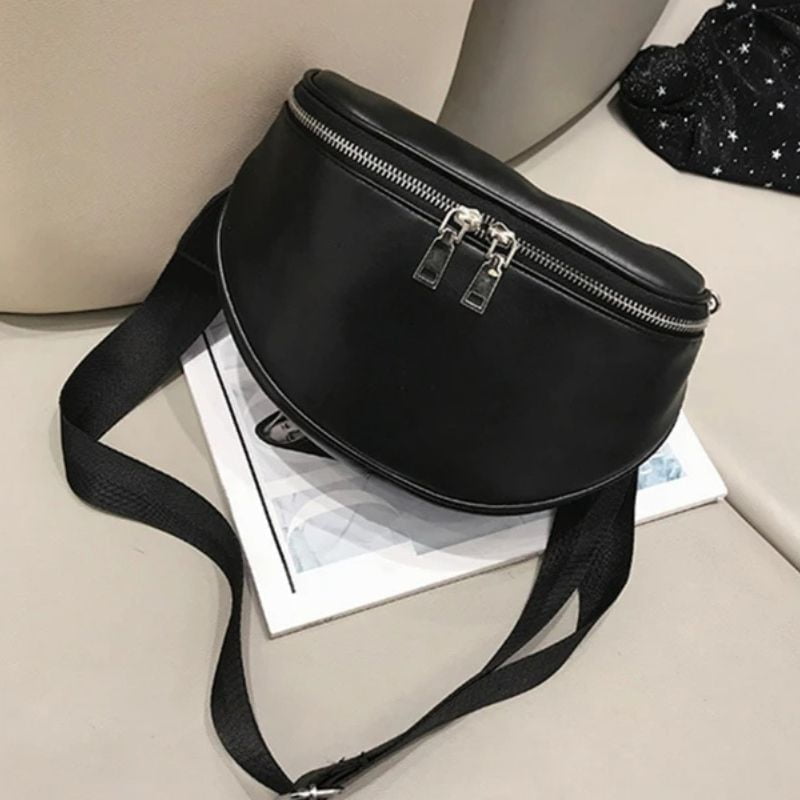 Schwarze Lack-Bauchtasche